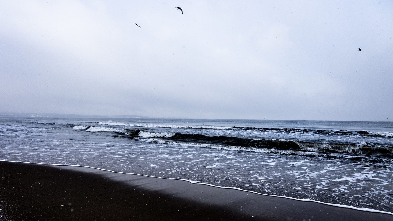 Ostsee im Februar: Fischland-Darß mit dicken Jacken und leeren Stränden